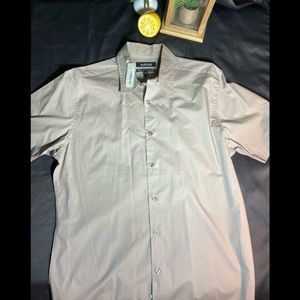 Murano Stretch Mens Casual Short Sleeve Button Down Tan Shirt Size Large.  New